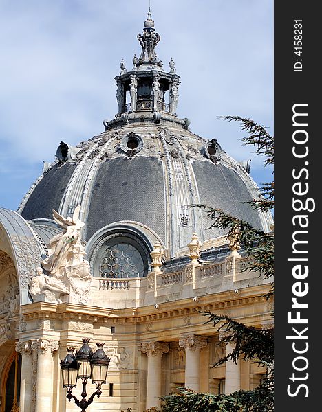 France, Paris: famous monuments the Petit Palais; white stone for this architecture dominated by a nice black tiles dome. France, Paris: famous monuments the Petit Palais; white stone for this architecture dominated by a nice black tiles dome