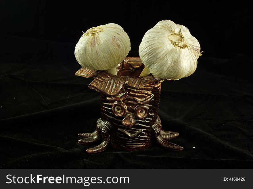 That garlic in ceramic vessel