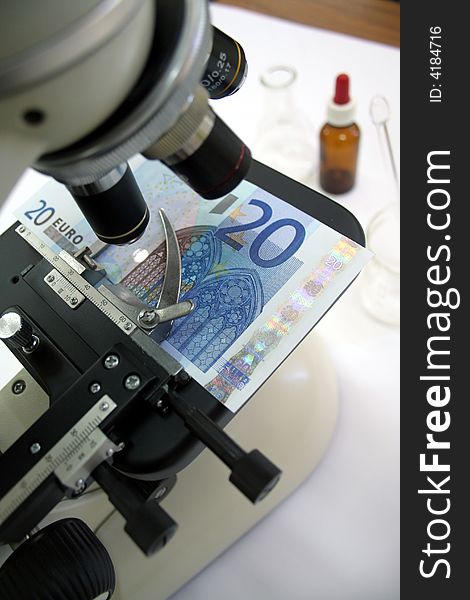 Checking for fake euro banknote