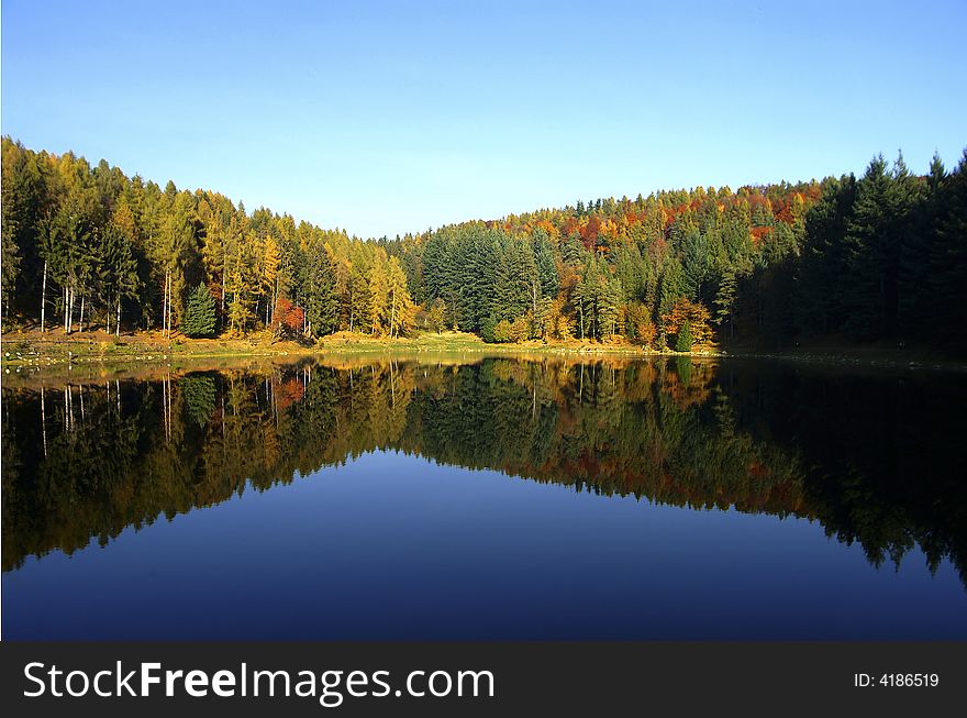 Autumn colours on the Meugliano lake