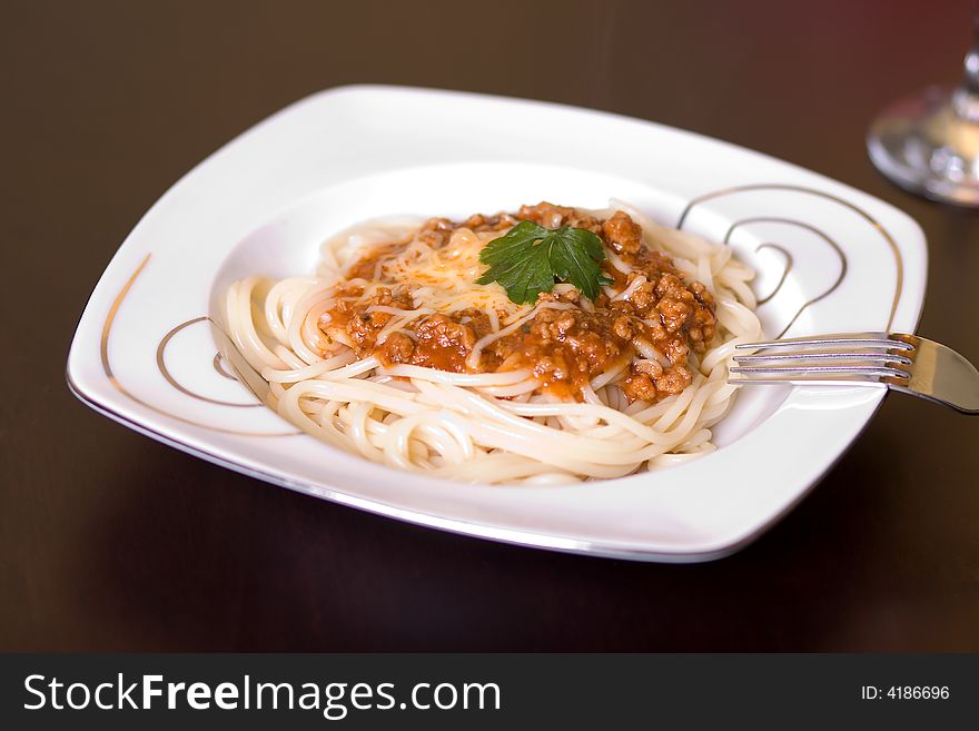 Spaghetti and wine on table