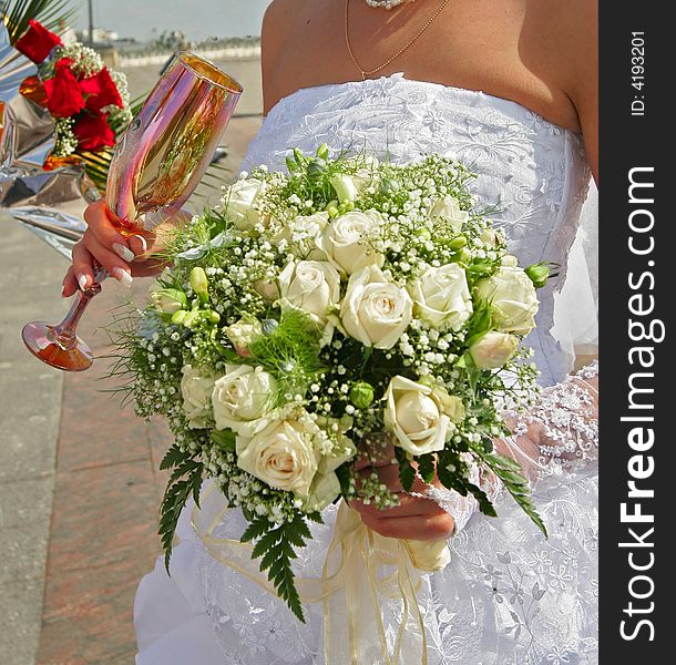 Bride with a bouquet It is reflected in a glass