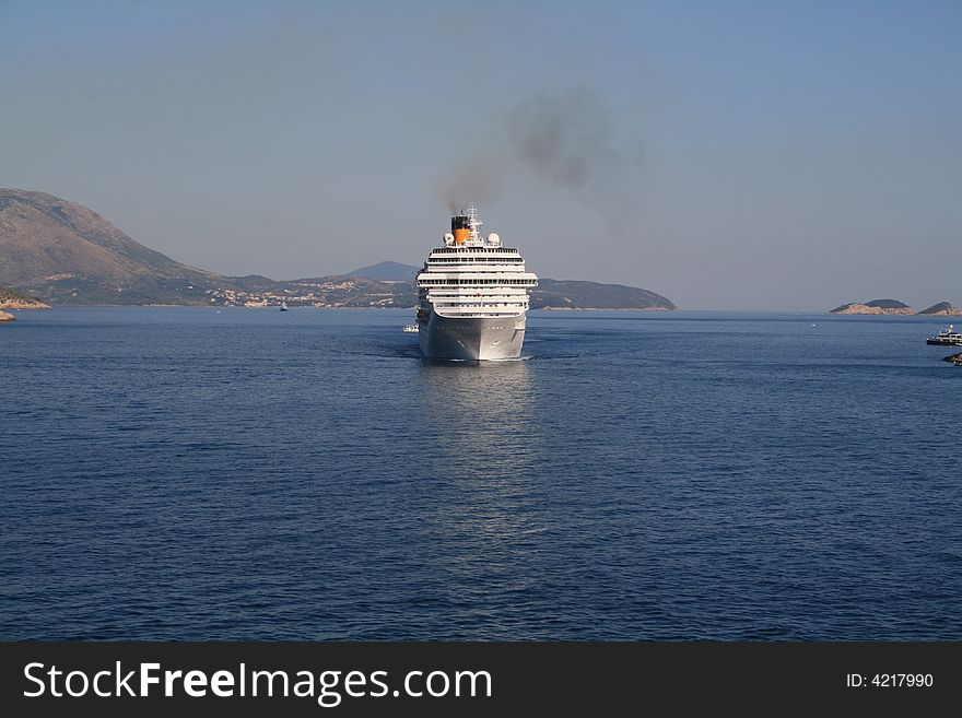 Photo of big white crouise ship