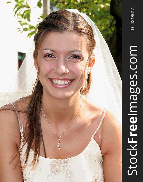 Young bride posing in the wedding day