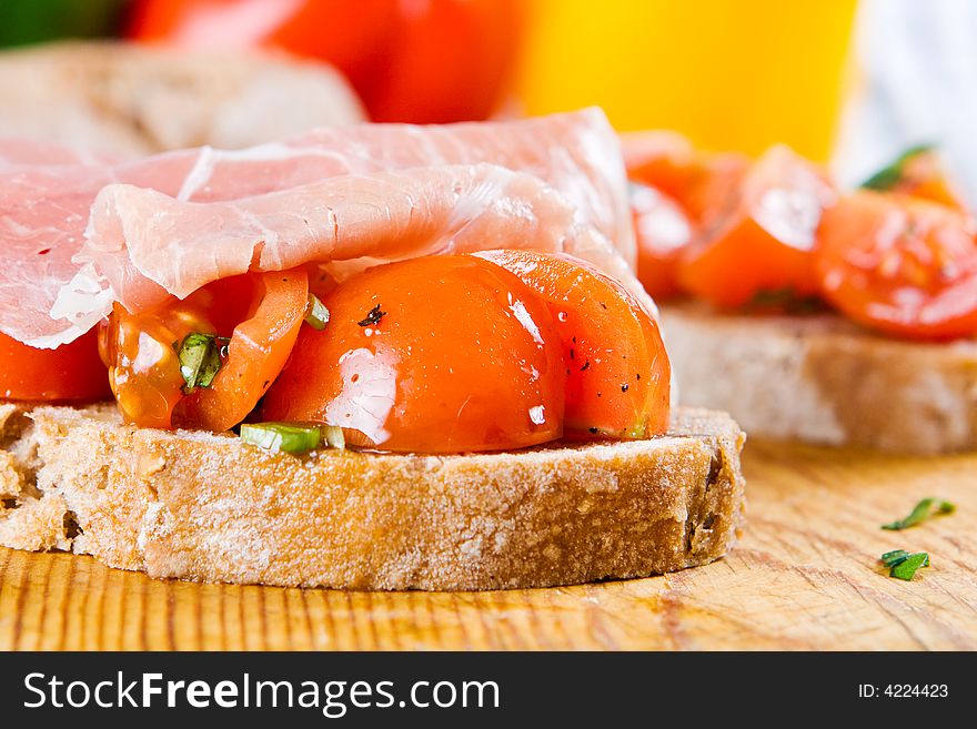 A fresh ham and tomato sandwich