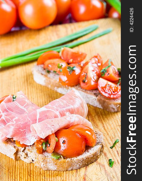 Ham and tomato sandwiches with freshly cut spring onion