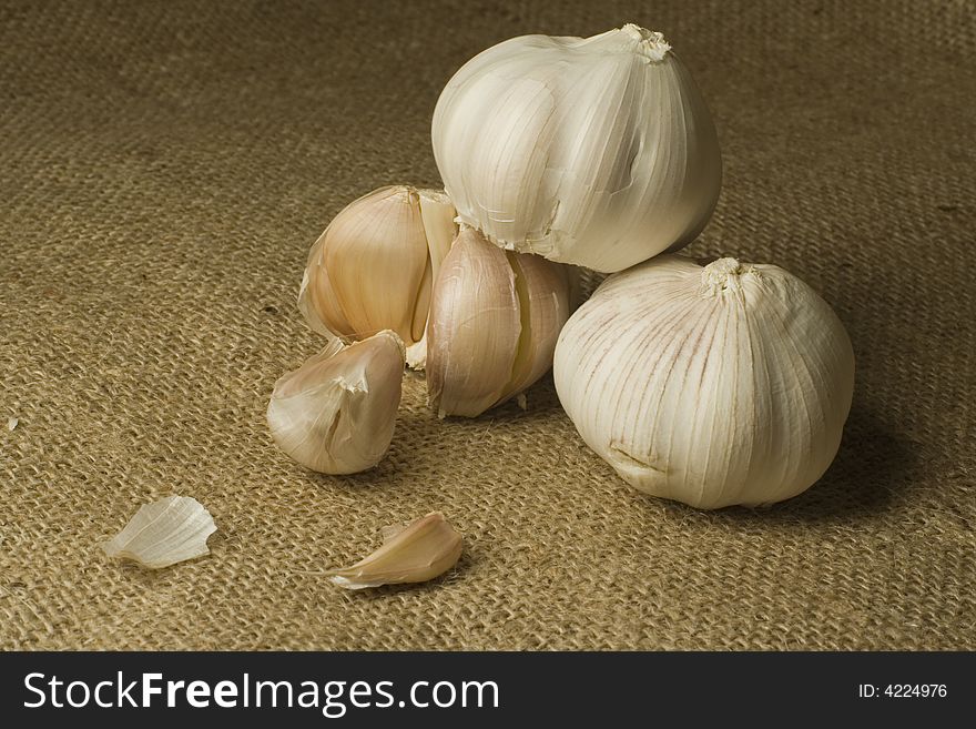 Garlic on the linen fabric.