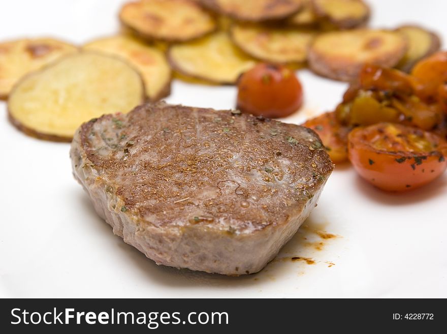 Tuna steak with cherry tomatoes and potato crisps