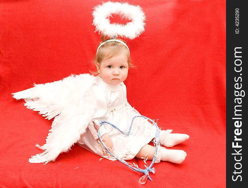 Girl an angel gets on the hip a heart on a red background