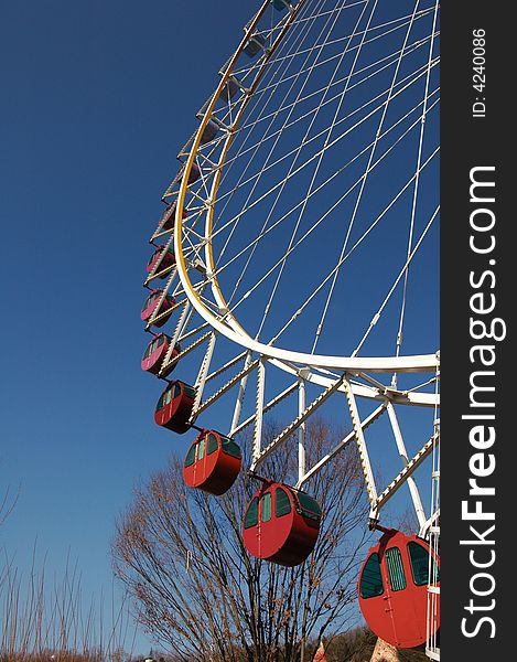 Big ferris wheel seen at amusement park on a clear day.