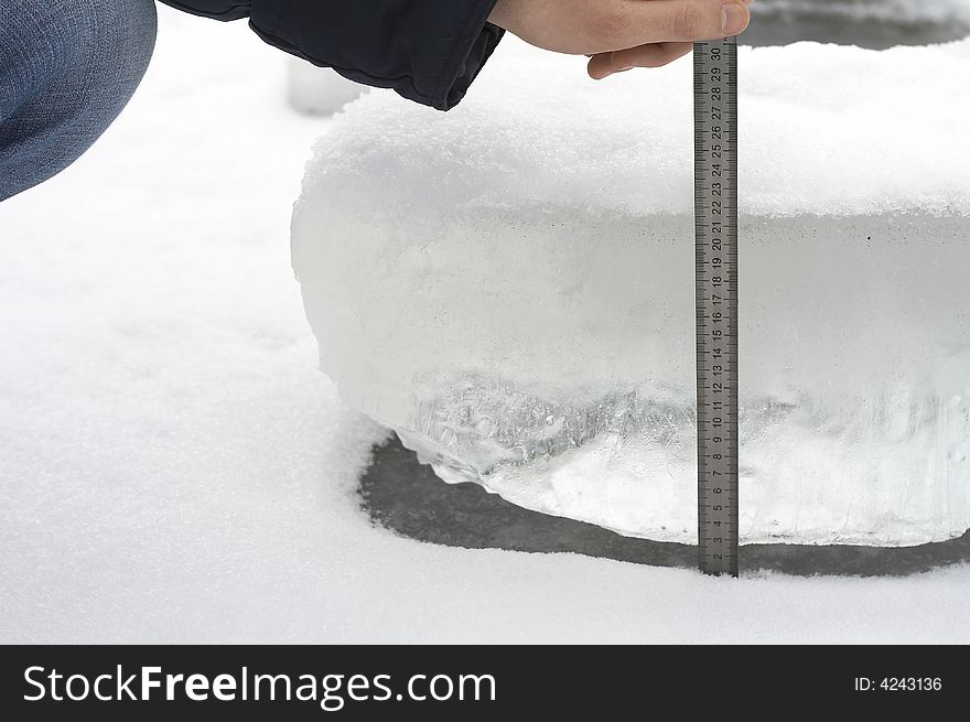 Foto of the cube of ice which measure by ruler