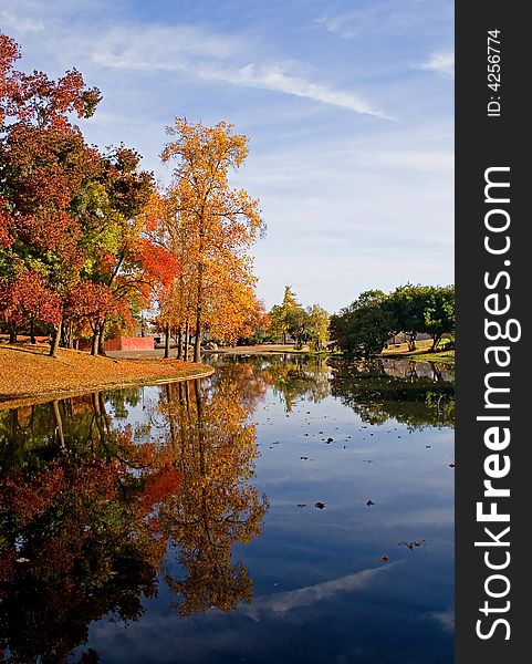 Autumn in California, reflection in the lake