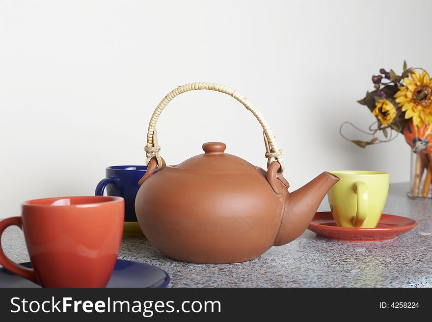 An image of the clay teapot and varicoloured cup