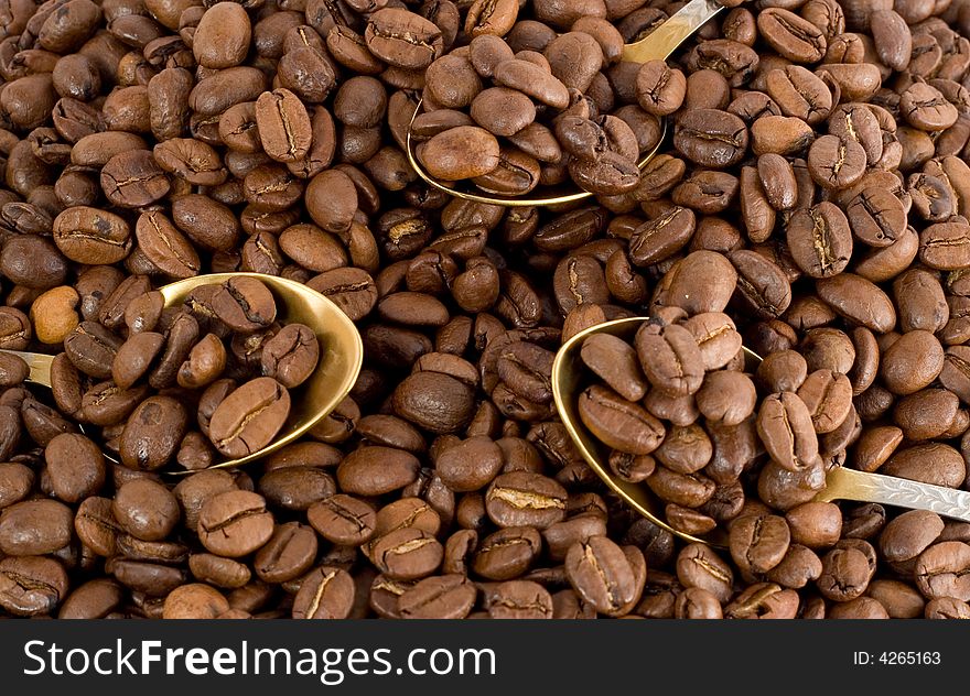 lot of coffee-beans with tree spoons
