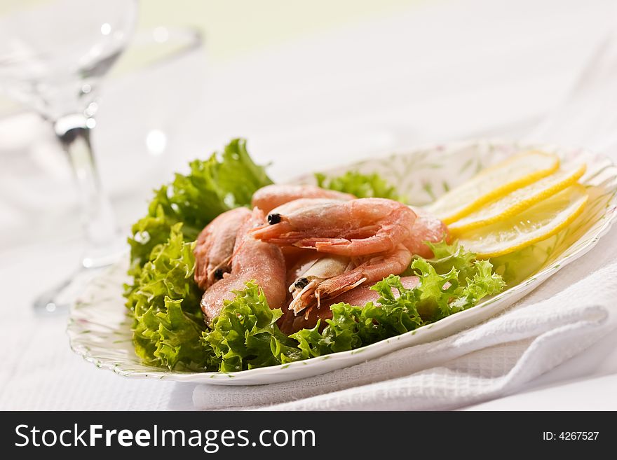 Food series: tasty shrimp with lemon and lettuce