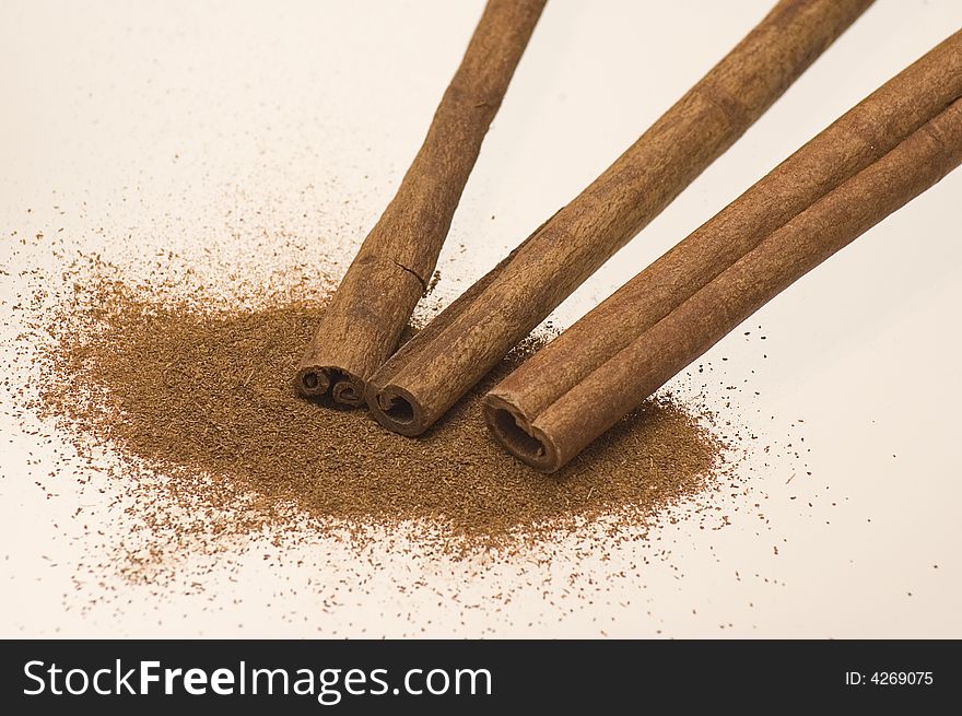 Powdered and raw cinnamon