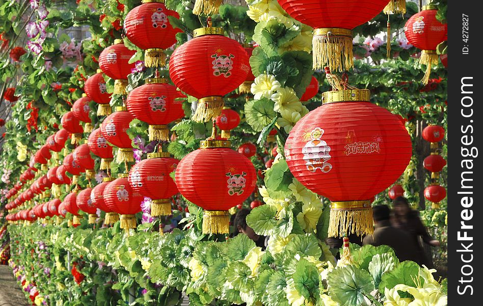In the Spring Festival, the red light is hung high everywhere. The atmosphere in Chinese New Year is very strong. Chinese on the lantern is harmonious. Civilization. In the Spring Festival, the red light is hung high everywhere. The atmosphere in Chinese New Year is very strong. Chinese on the lantern is harmonious. Civilization.