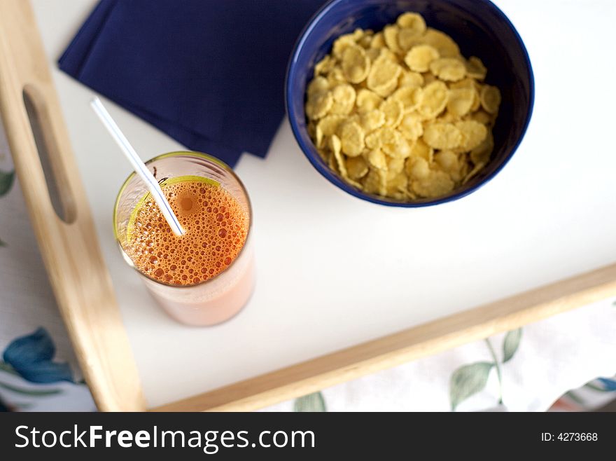 Easy breakfast from corn-flakes and carrots juice