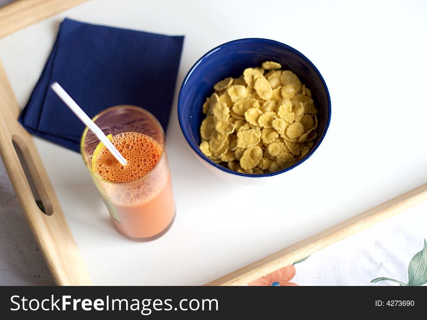 Easy breakfast from corn-flakes and carrots juice