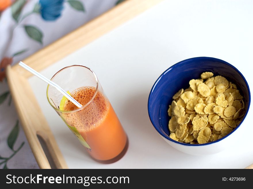 Easy breakfast from corn-flakes and carrots juice