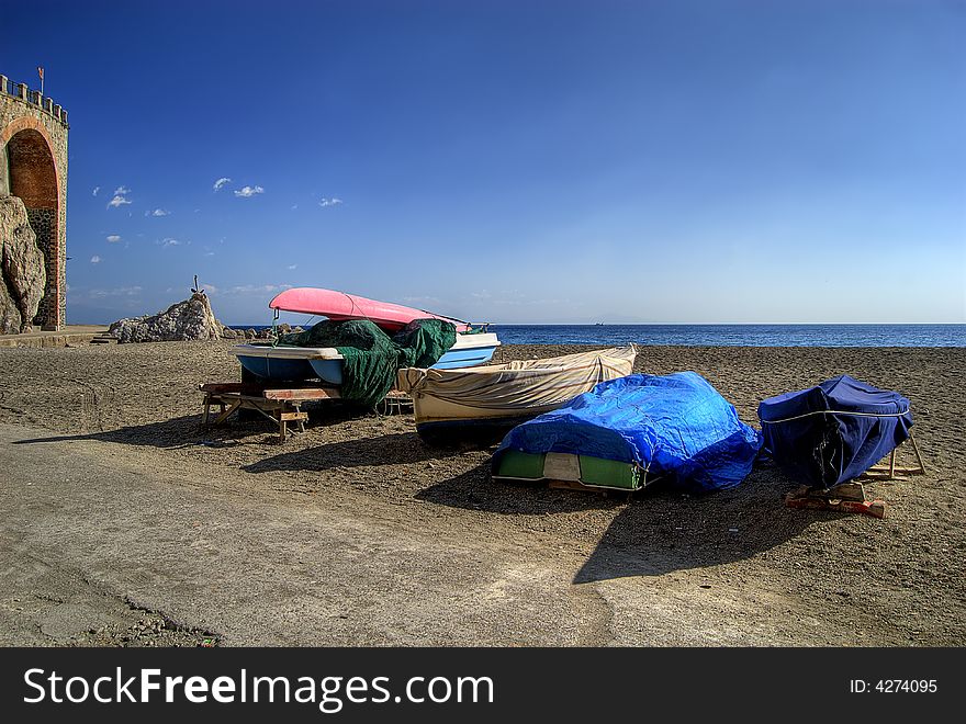 Boats on the beach to the sun of winter