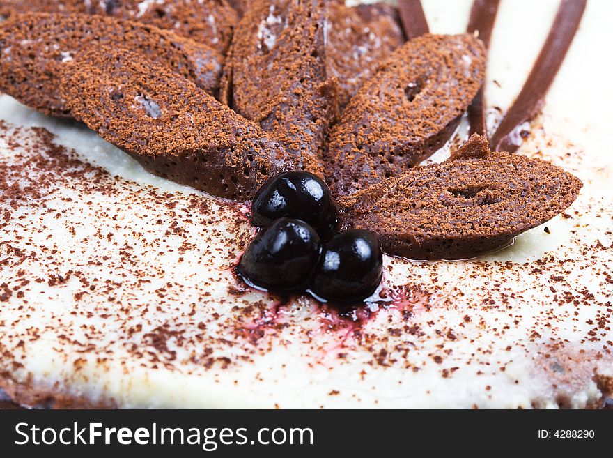 Tasty biscuit pie with a berry and a creamy cream