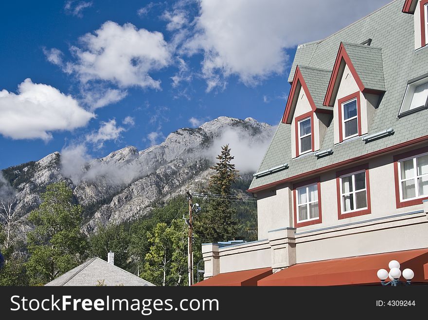 Cottage in Banff Natural Park, with a mountain on the background. Canada.