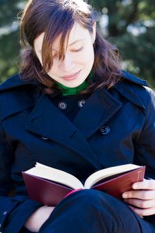 Young Woman Reading Stock Photography
