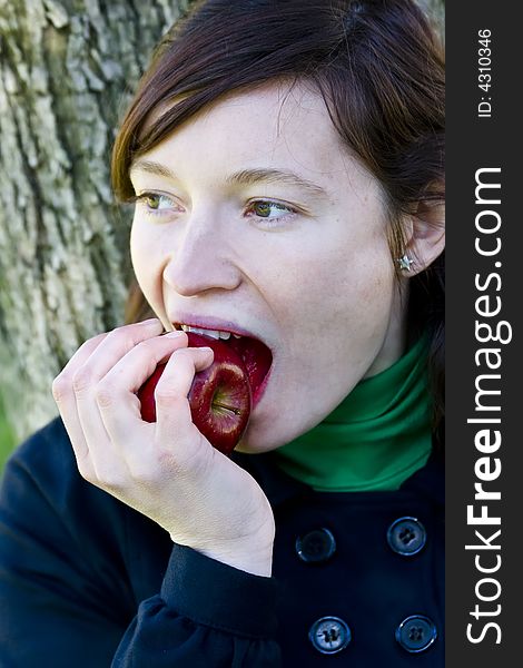 Young woman bitting an apple