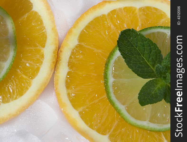 Lime and orange segments whith mint segment
