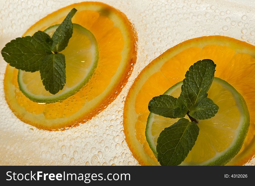 Lime and orange segments whith green mint