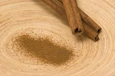 Cinnamon On The Bamboo Platter Royalty Free Stock Photography Cinnamon On The Bamboo Platter Royalty Free Stock Photography