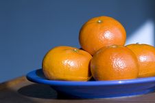 Oranges On A Blue Plate Royalty Free Stock Images Oranges On A Blue Plate Royalty Free Stock Images