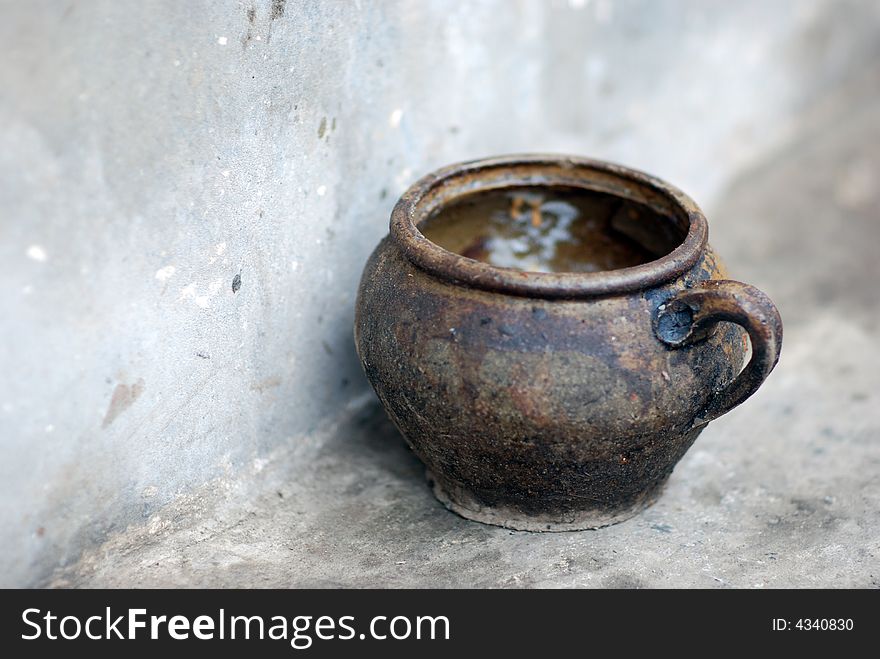 It's a classic and brief earthenware in a small village in China. It's a classic and brief earthenware in a small village in China.
