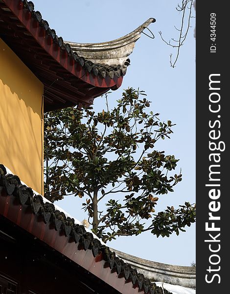 The  horn of an ancient house decoated with sky.This picture is taken in Hanshan Temple in Suzhou ,China.