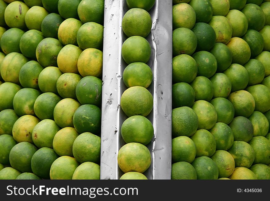 Oranges lined up at juice shop, delhi