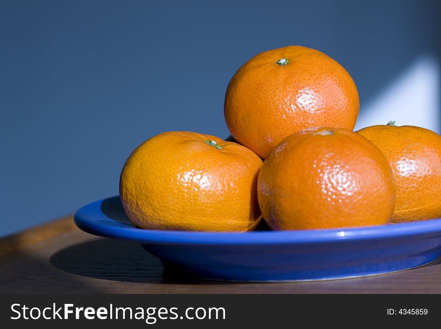 Oranges on a blue plate