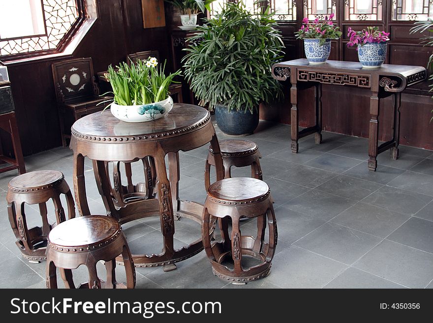 An ample room decorated with lively plants. An ample room decorated with lively plants.