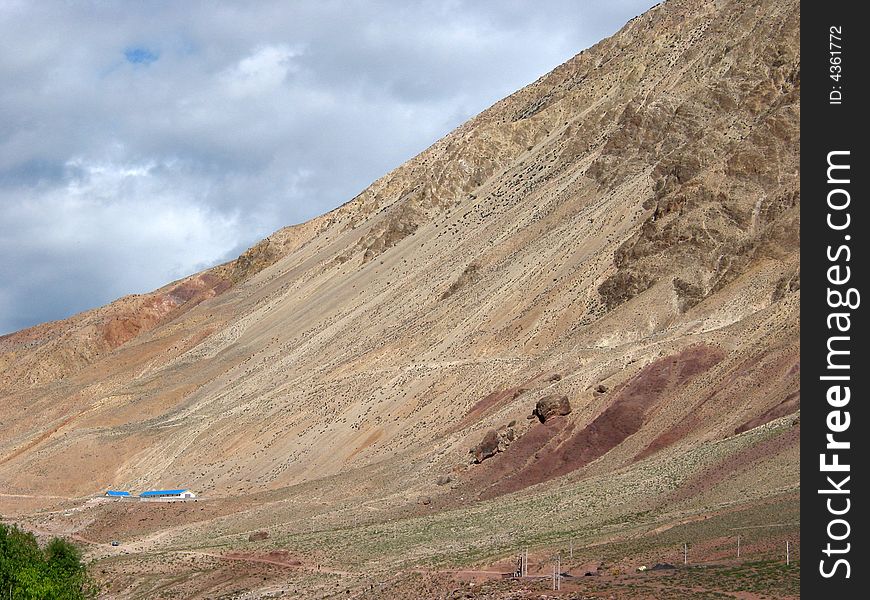 A view of the dry landscape and mountains in Tibet, taken at an altitude of about 4,500 metres(14,760 feet). A view of the dry landscape and mountains in Tibet, taken at an altitude of about 4,500 metres(14,760 feet).