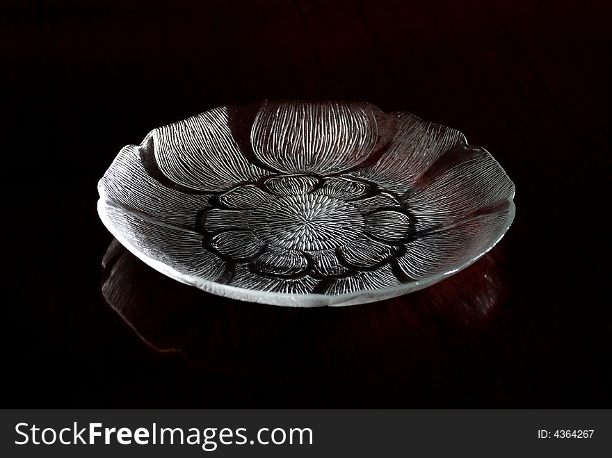 A engraved glass tray shaped of lotus flower.