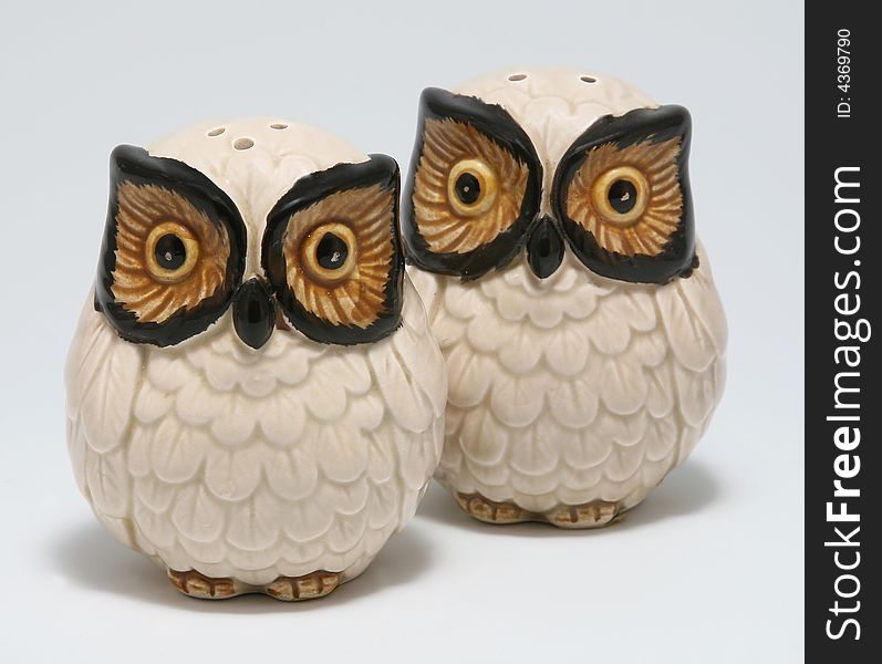 Salt & pepper shaker Collection: Two owls. Salt & pepper shaker Collection: Two owls.