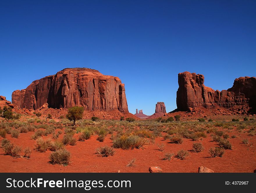 View of the red rock formations in Monument Valley with blue skyï¿½s