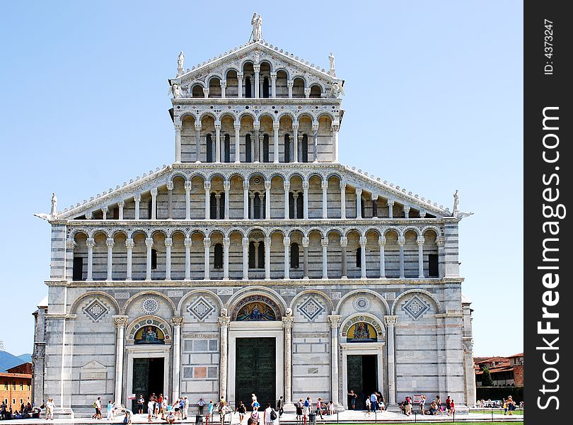 The front of the Pisa Basilica