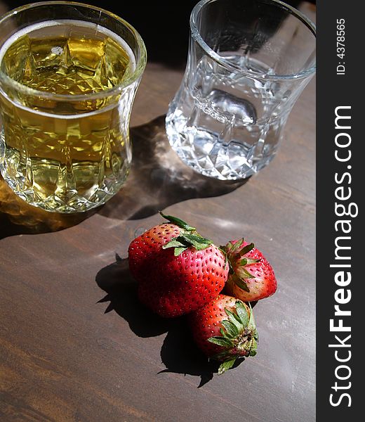 Strawberry and two cups on a table