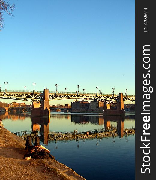 River garonne which flow cross toulouse