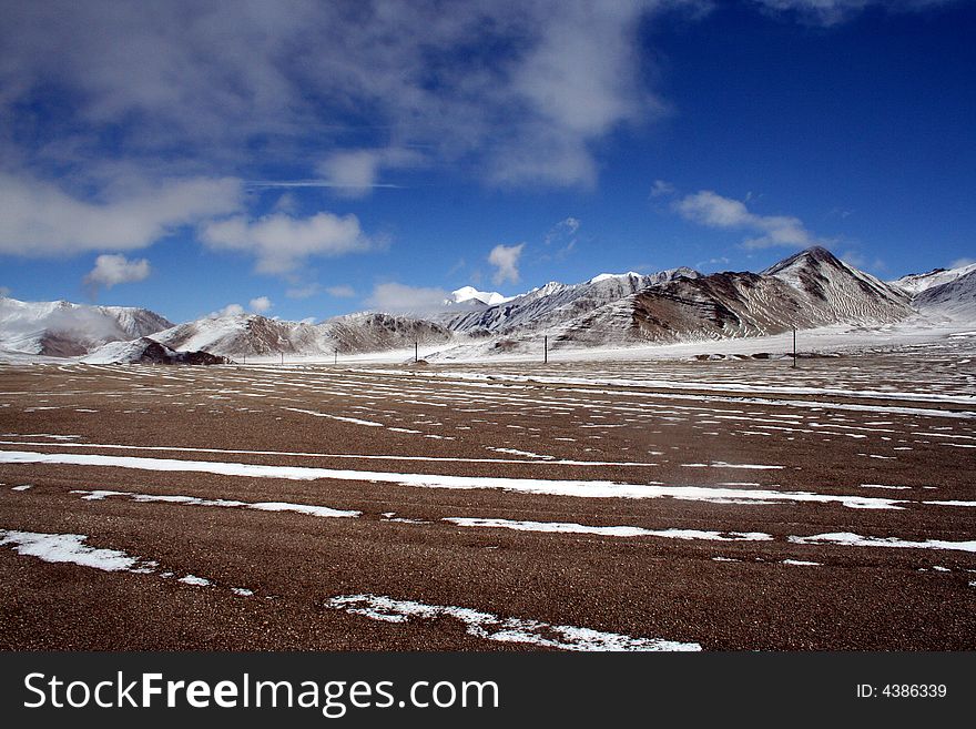 Wild scene of highland moutain pamirs tibetï¼Œwide, broadly, snow, cold, altiplanoï¼Œclouds skies,