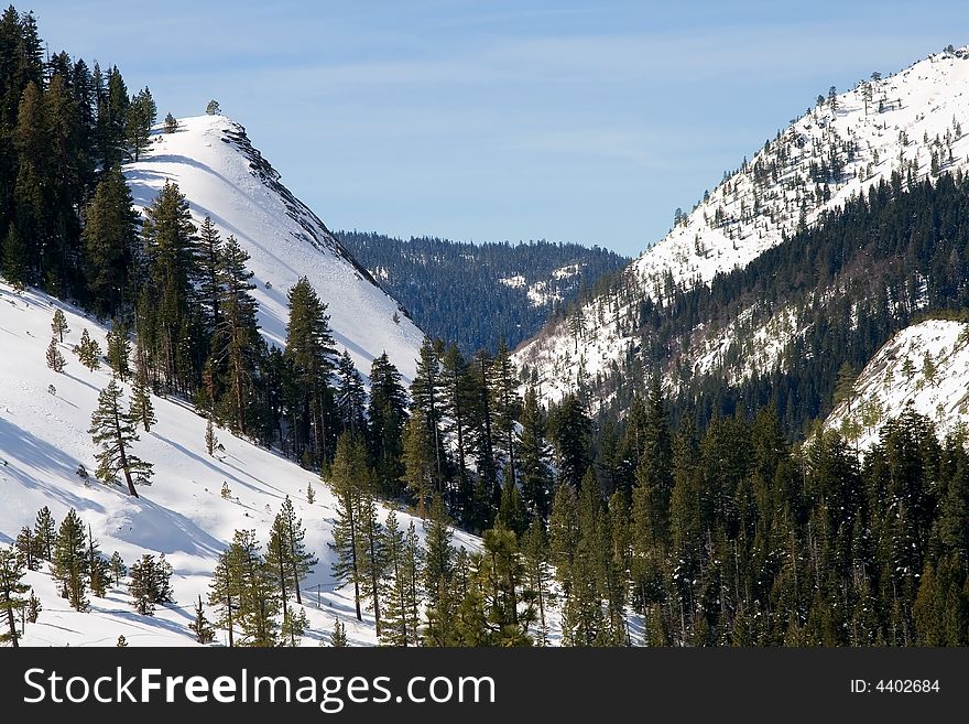 Big snowy mountains next to Lake Tahoe