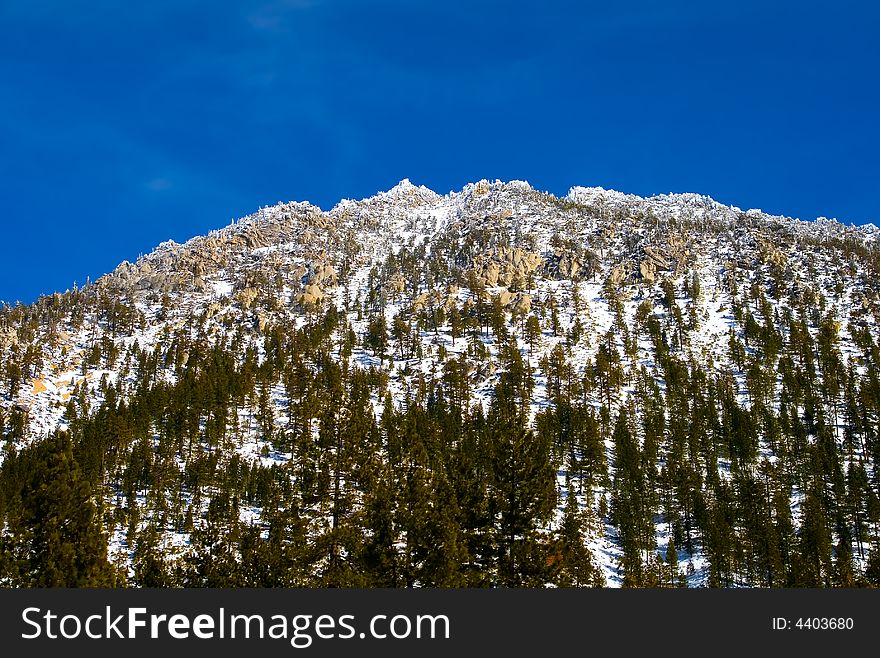Big snowy mountains next to Lake Tahoe