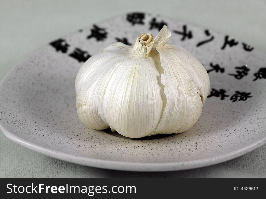 Close up of white, fresh garlic