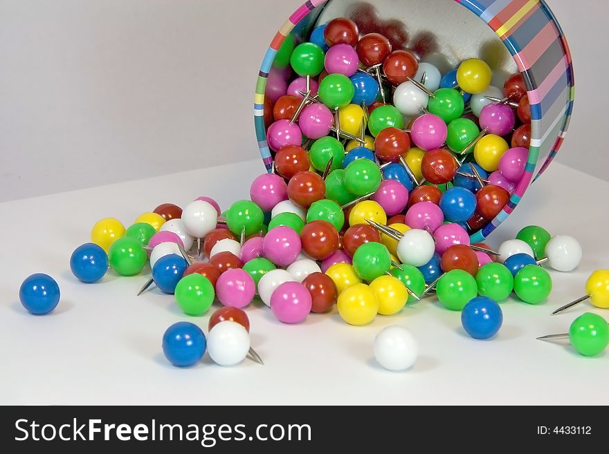 Multi-colored round stationary pins in colorful tin. Multi-colored round stationary pins in colorful tin